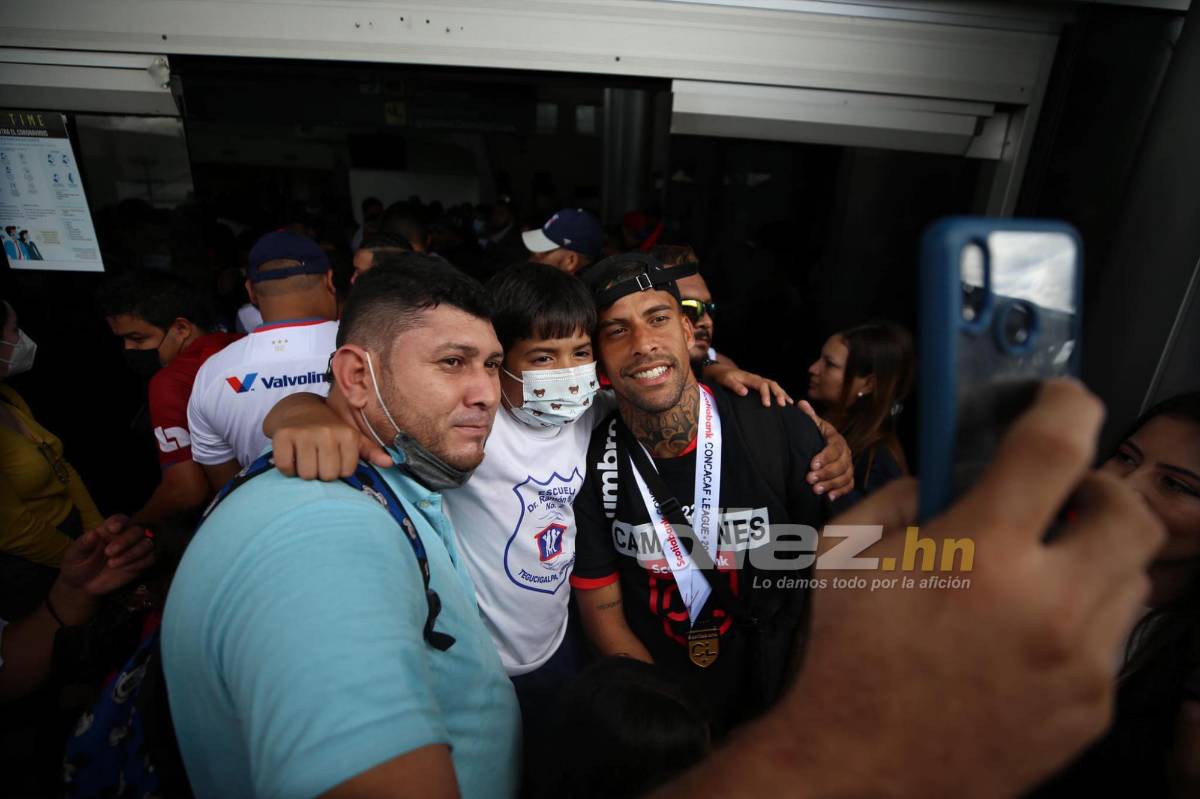 La llegada triunfal del campeón Olimpia a Honduras: La locura del ‘Patón’, el recibimiento a Bengtson y ¿quién bajó la copa?