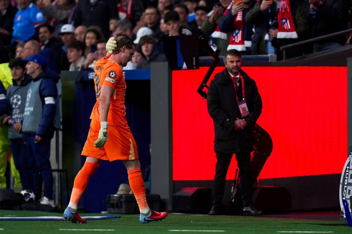 El penal milagroso del Barcelona y futbolista se rompe; lo sacaron del partido tras recibir tres goles en 15 minutos