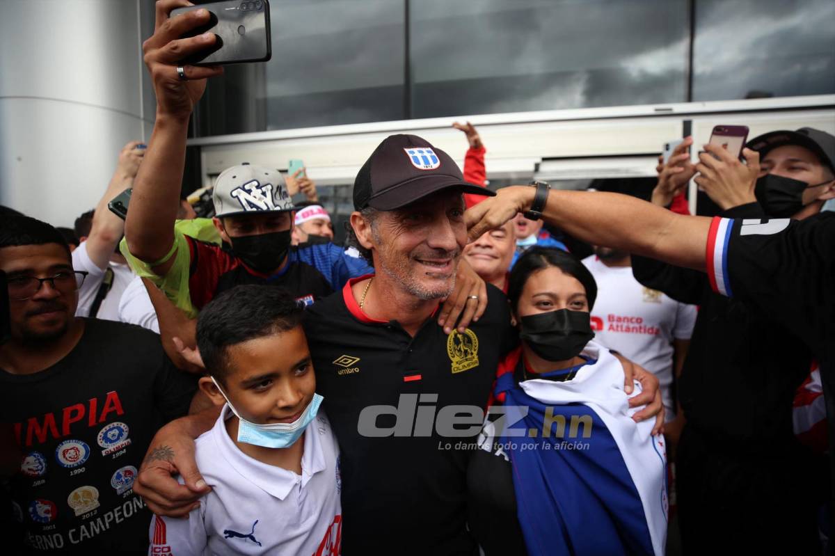 La llegada triunfal del campeón Olimpia a Honduras: La locura del ‘Patón’, el recibimiento a Bengtson y ¿quién bajó la copa?