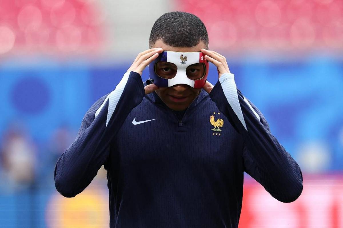 Así es la máscara especial de Kylian Mbappé tras el fuerte golpe que sufrió en la Eurocopa 2024