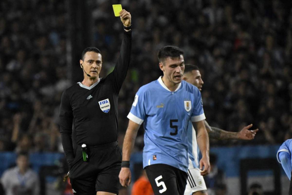 La bronca de Messi ante Uruguay, lo que dijo Ugarte a De Paul y el beso a Luis Suárez tras la victoria ante Argentina