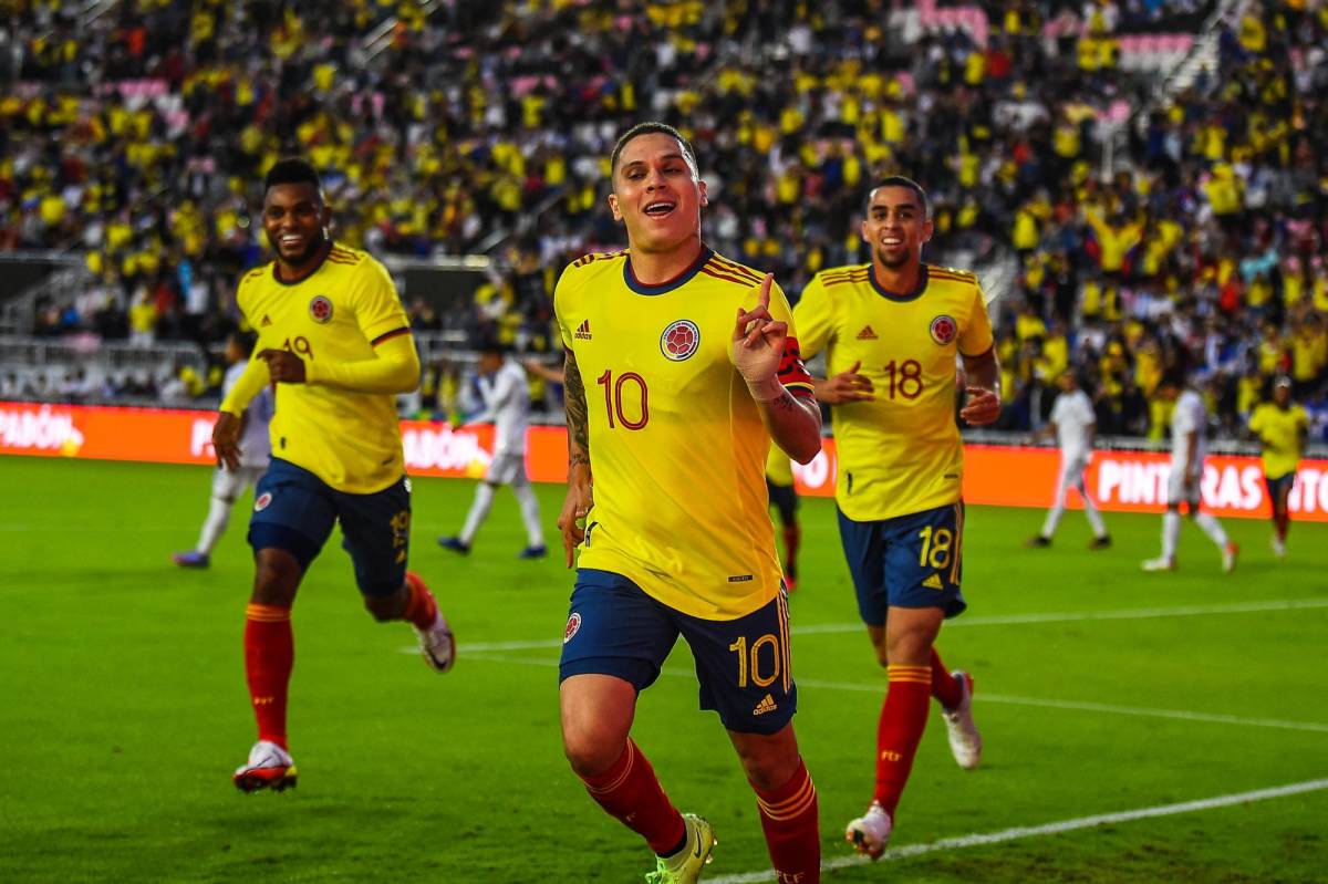 En fotos: El gesto entre Bolillo-Rueda, la celebración del crack colombiano y el dolor de cabeza de Maynor Figueroa