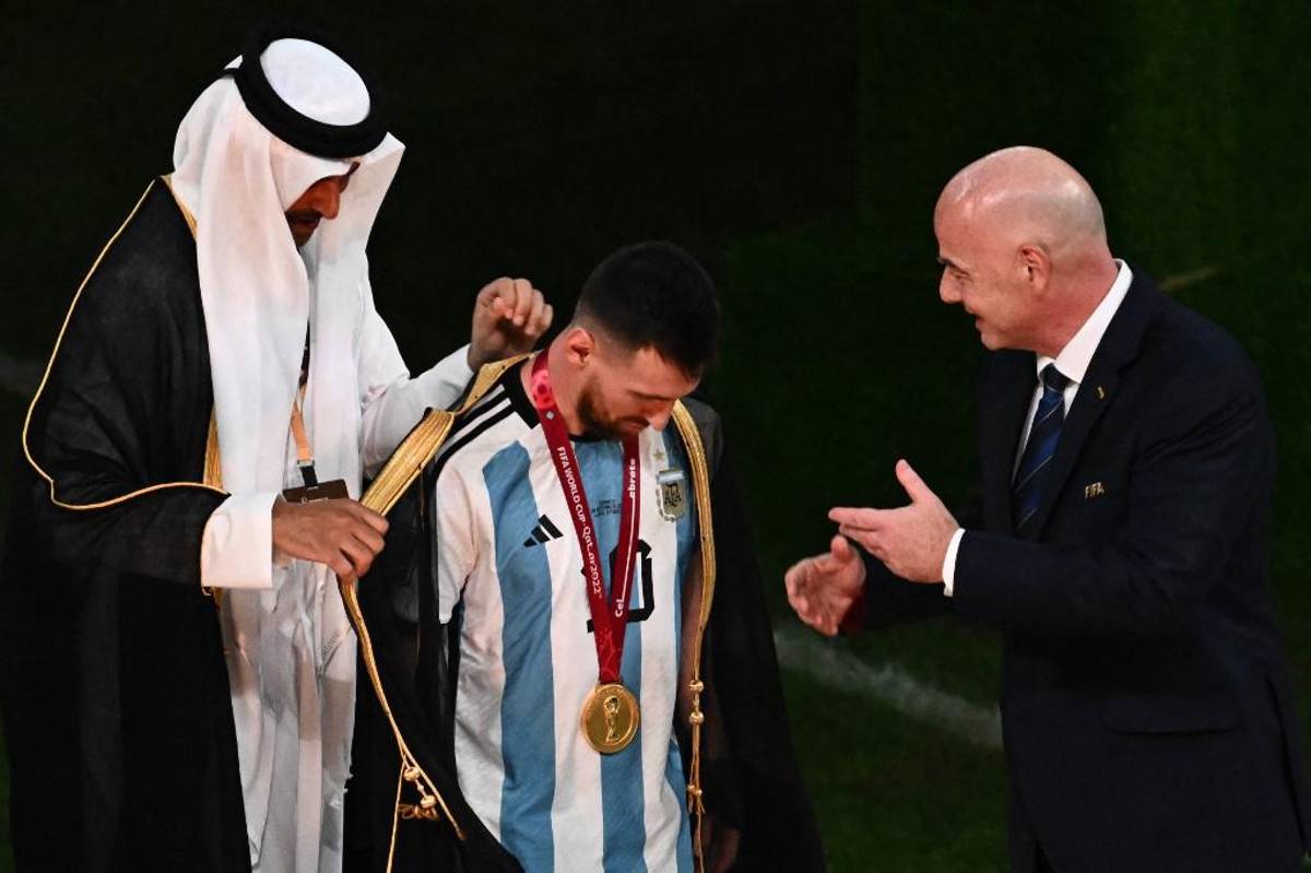¿Qué significa la capa que le colocó el Emir de Qatar a Messi? El polémico festejo del Dibu y un Mbappé destrozado por Argentina