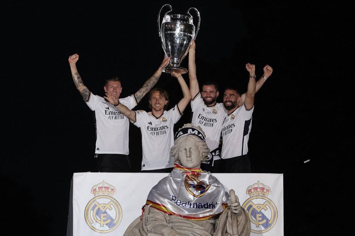 Real Madrid montó un fiestón en Cibeles: el puro de Ancelotti, Camavinga lidera los bailes y la despedida de Kroos