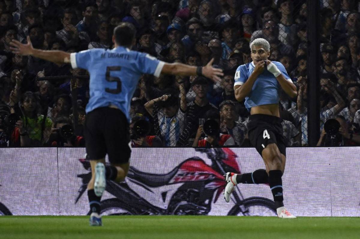 La bronca de Messi ante Uruguay, lo que dijo Ugarte a De Paul y el beso a Luis Suárez tras la victoria ante Argentina