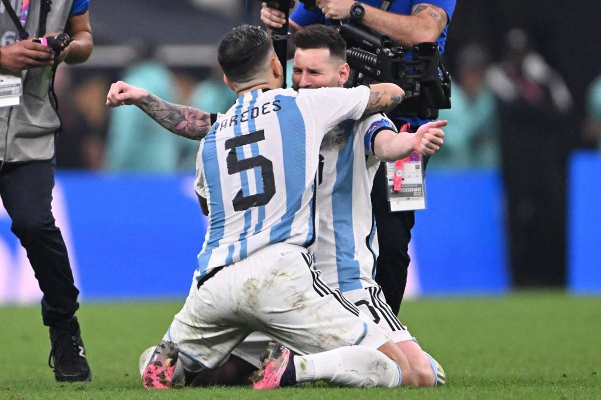 ¿Qué significa la capa que le colocó el Emir de Qatar a Messi? El polémico festejo del Dibu y un Mbappé destrozado por Argentina