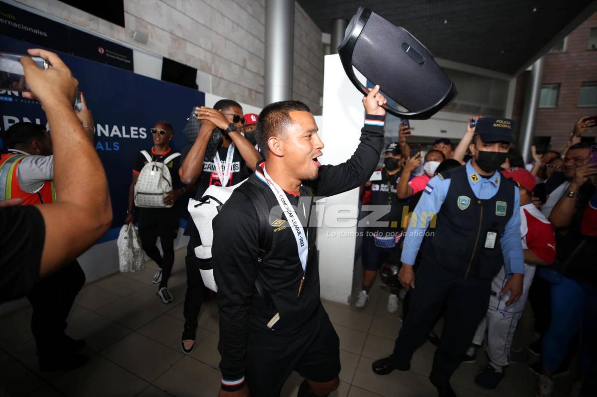 La llegada triunfal del campeón Olimpia a Honduras: La locura del ‘Patón’, el recibimiento a Bengtson y ¿quién bajó la copa?