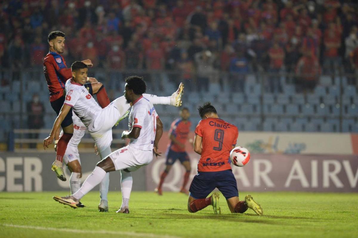 Olimpia comenzó bien, pero en el desarrollo del juego las cosas se le complicaron.