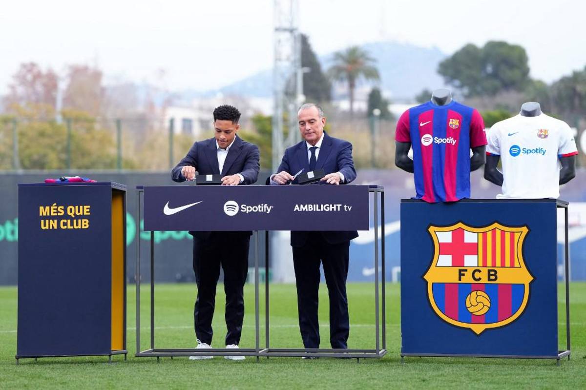 Así fue la presentación oficial de Vitor Roque con el Barcelona tras su debut: el gran ausente y quiénes lo acompañaron