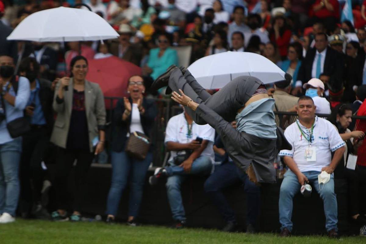 ¡Un show “peleando” con niños! Así fue captado el boxeador Teófimo López en su presencia en los desfiles de Honduras