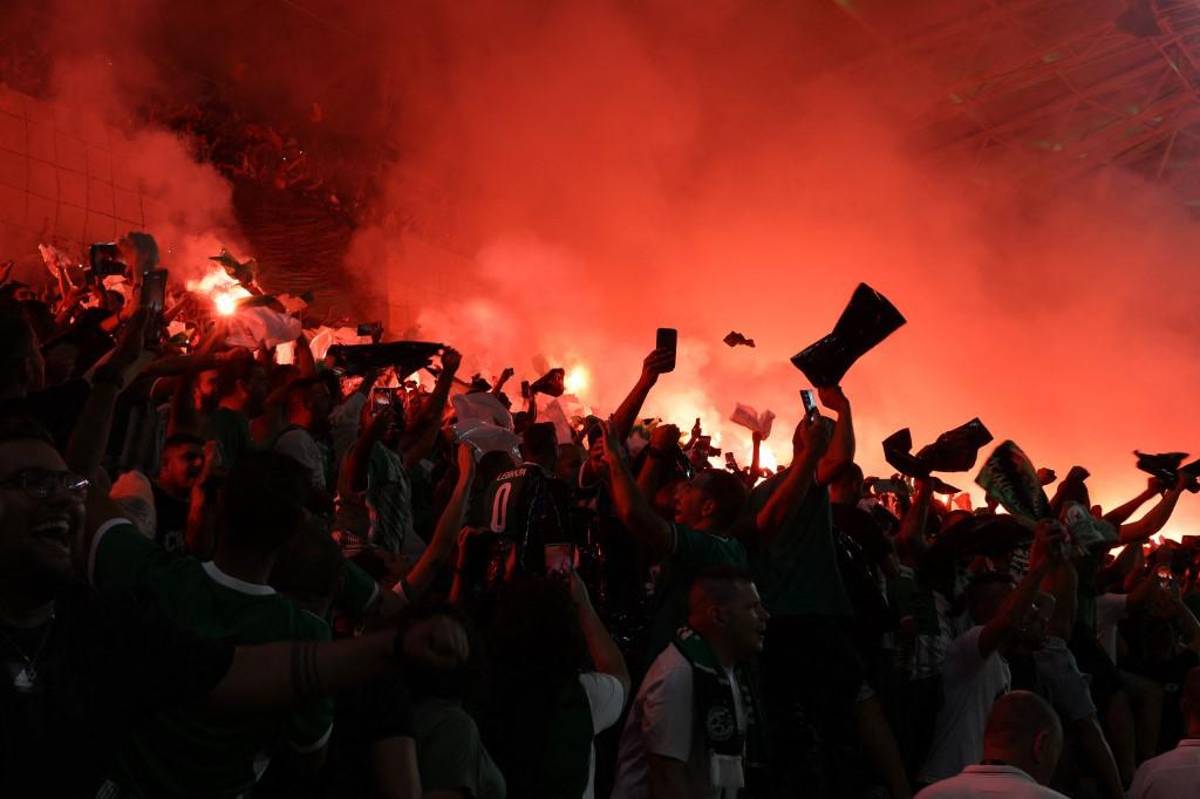 ¡Locura en Israel por Messi! Aficionado se salta al campo para abrazarlo y la reacción del argentino en el Maccabi Haifa-PSG
