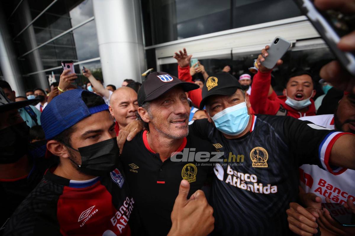 La llegada triunfal del campeón Olimpia a Honduras: La locura del ‘Patón’, el recibimiento a Bengtson y ¿quién bajó la copa?