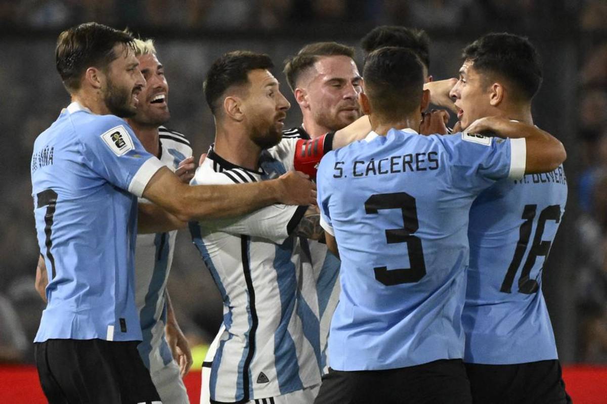 La bronca de Messi ante Uruguay, lo que dijo Ugarte a De Paul y el beso a Luis Suárez tras la victoria ante Argentina