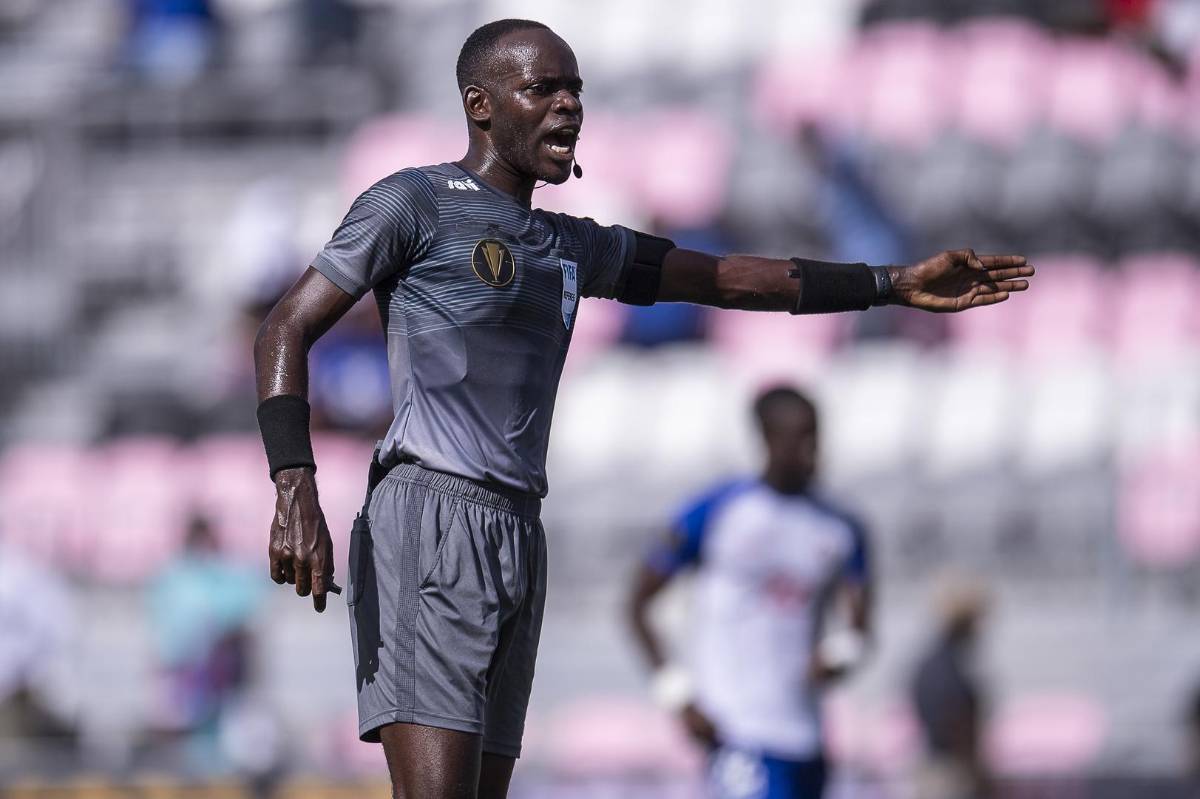 Concacaf designa árbitros jamaiquinos para la final de ida entre Motagua y Comunicaciones