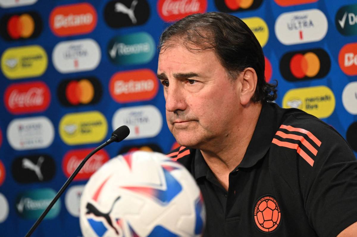 Copa América 2024: ¿Por qué Néstor Lorenzo, entrenador de Colombia, utiliza la misma camisa en todos los partidos?
