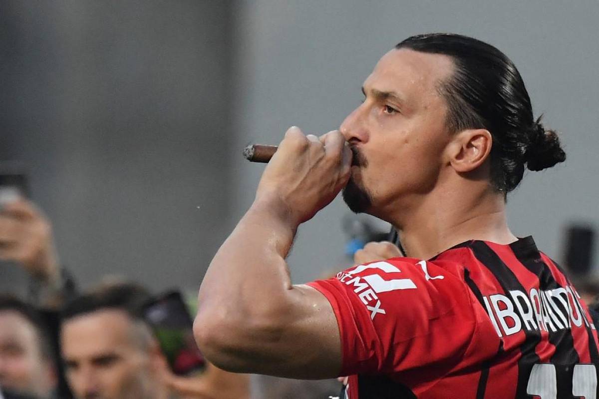 Fumándose un puro y bebiendo champagne: así fue Ibrahimovic a recoger su medalla de campeón en el festejo del AC Milan