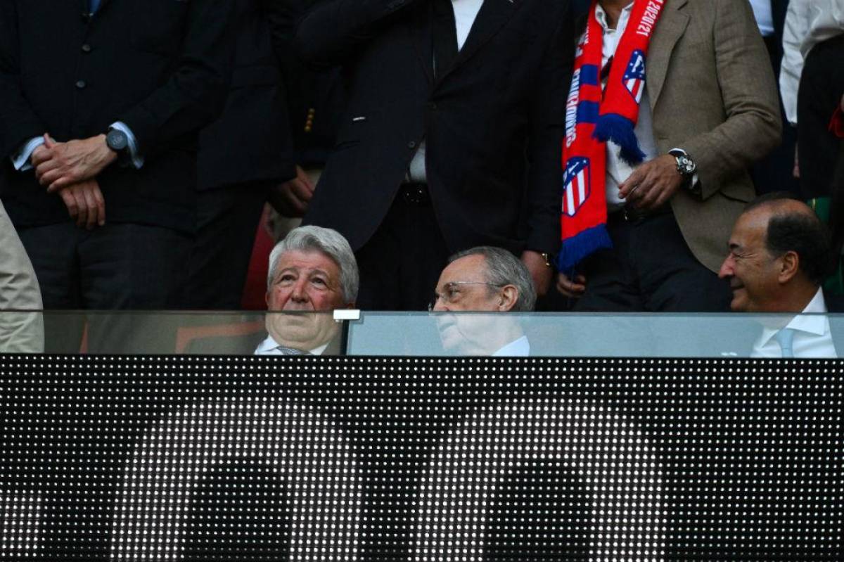 El derbi en fotos: El gesto de Simeone con Ancelotti, la curiosa imagen de la banca del Real Madrid ¿Y el pasillo?