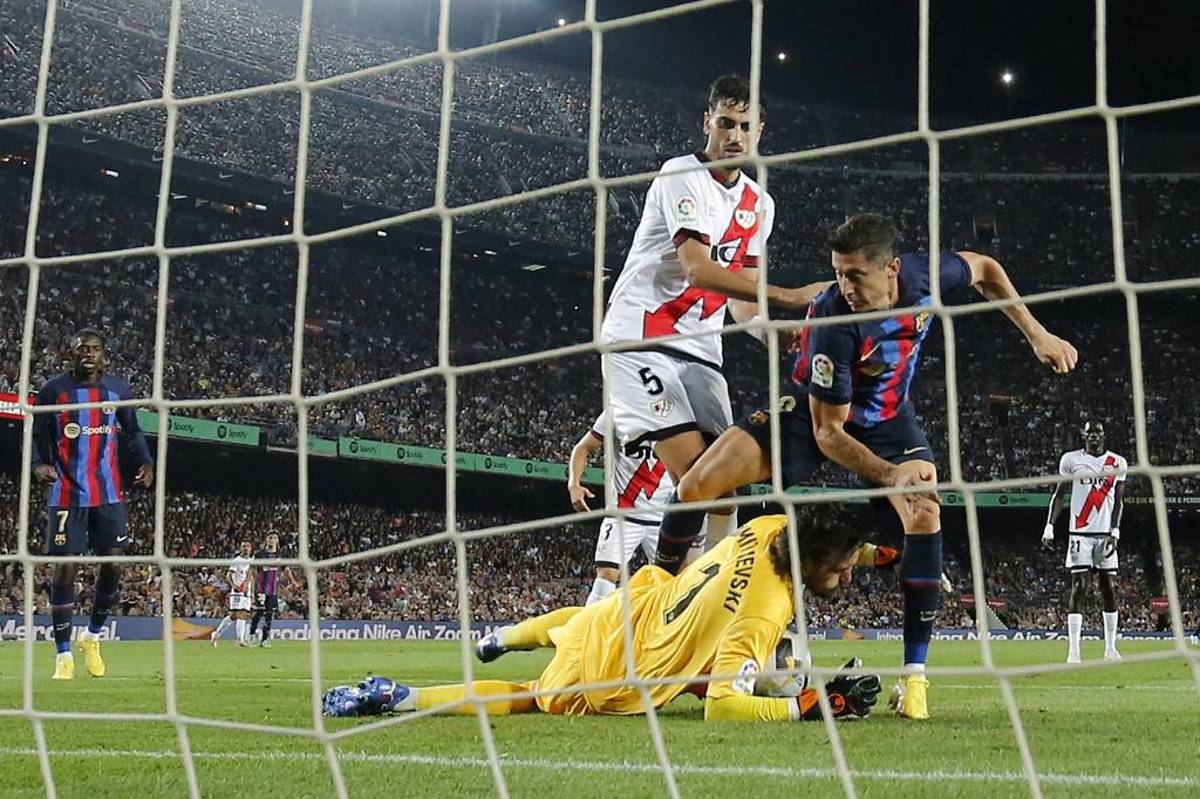 El gesto de Lewandowski tras terminar el partido y codazo de Busquets a Falcao; así fue el penal que pidió todo el Barcelona