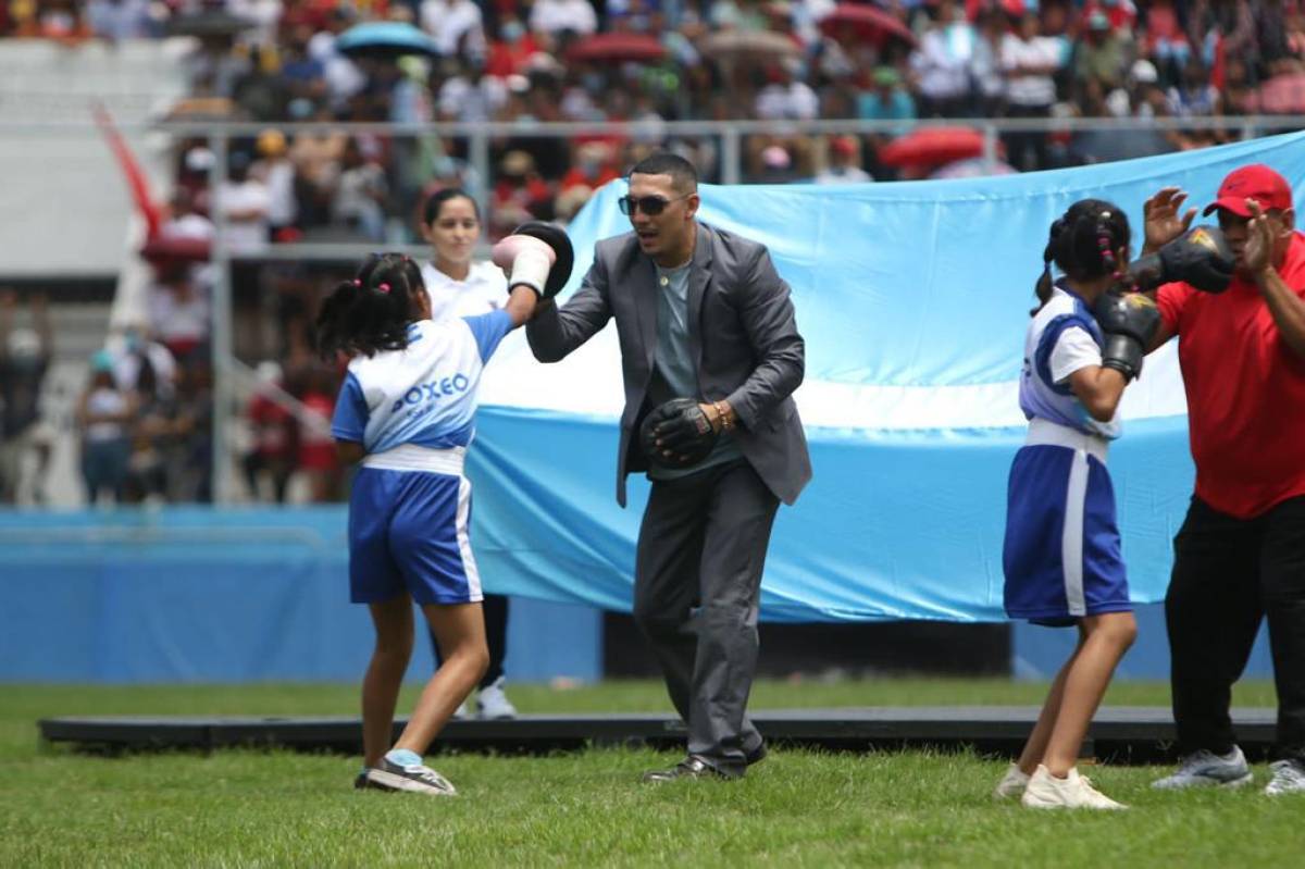 ¡Un show “peleando” con niños! Así fue captado el boxeador Teófimo López en su presencia en los desfiles de Honduras