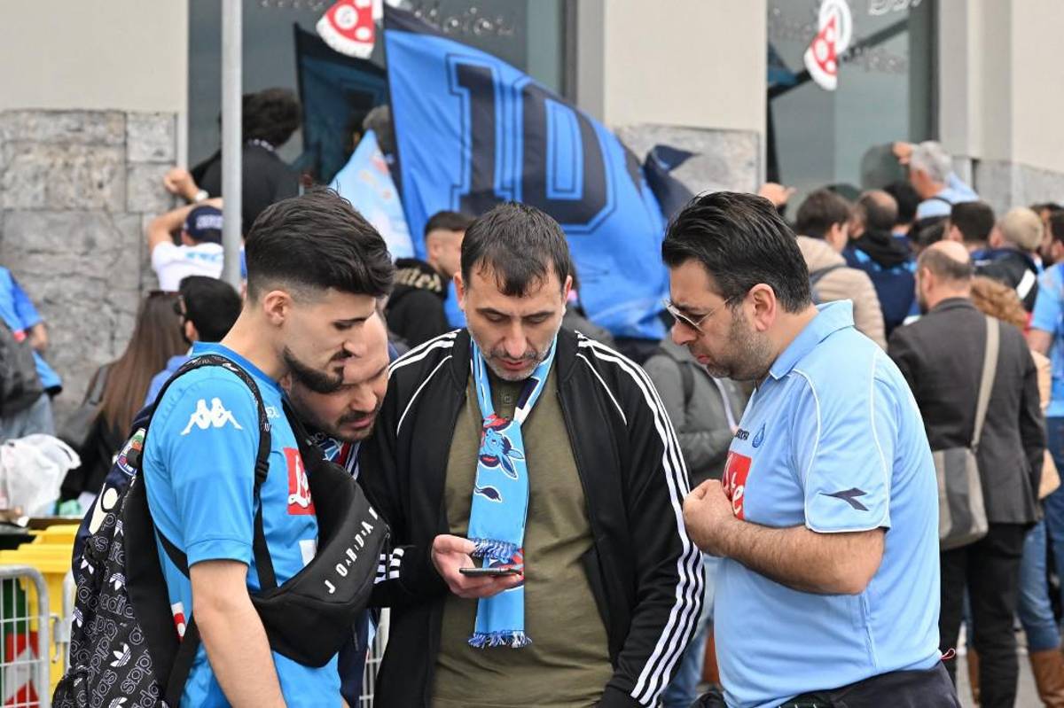 Se quedaron con la fiesta hecha: las duras fotos del día que Napoli falló en coronarse campeón de Italia; Osimhen llorando
