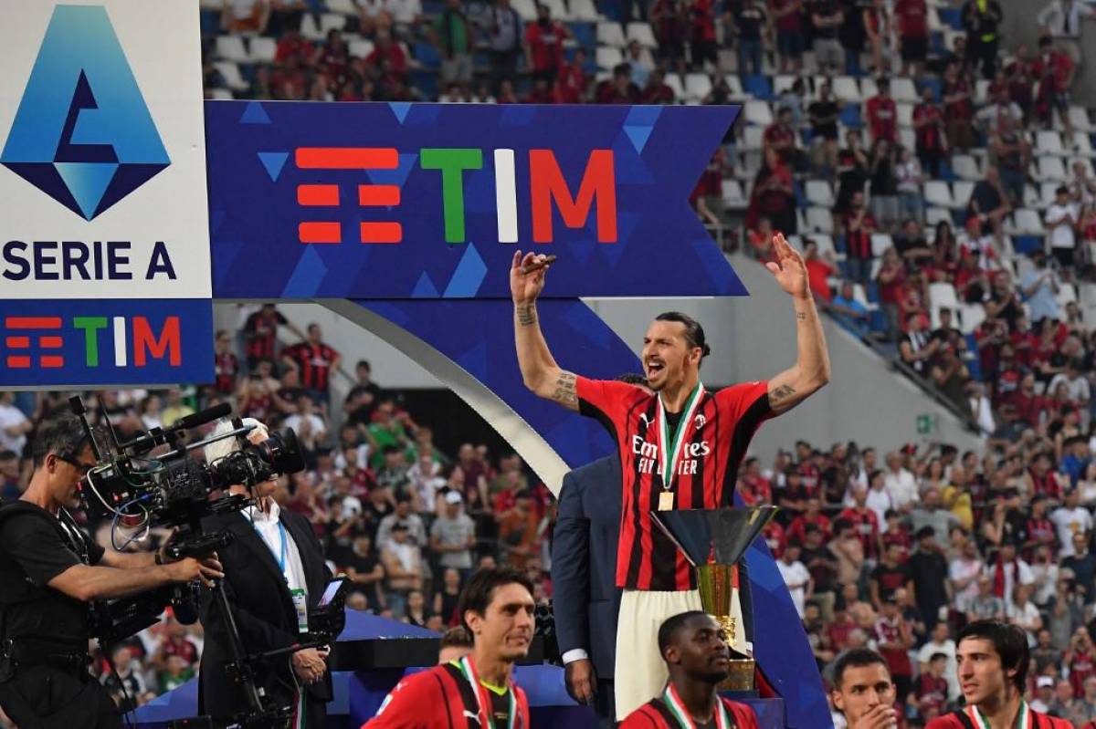 Fumándose un puro y bebiendo champagne: así fue Ibrahimovic a recoger su medalla de campeón en el festejo del AC Milan