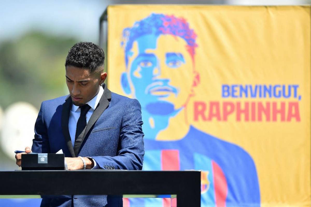 Así fue la presentación de Raphinha en Barcelona: Su hermosa mujer deslumbró, curioso momento con Laporta ¿y su dorsal?