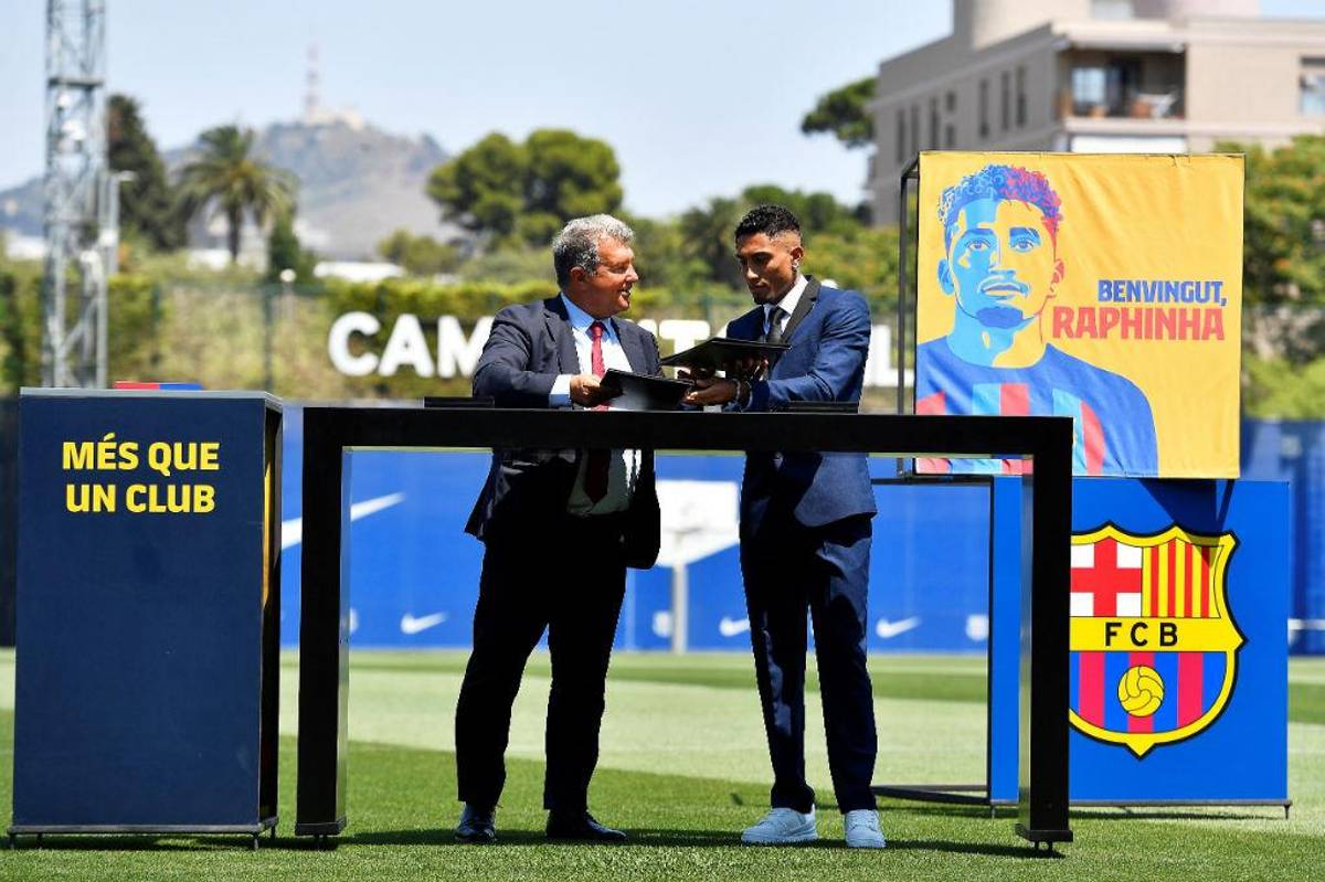 Así fue la presentación de Raphinha en Barcelona: Su hermosa mujer deslumbró, curioso momento con Laporta ¿y su dorsal?