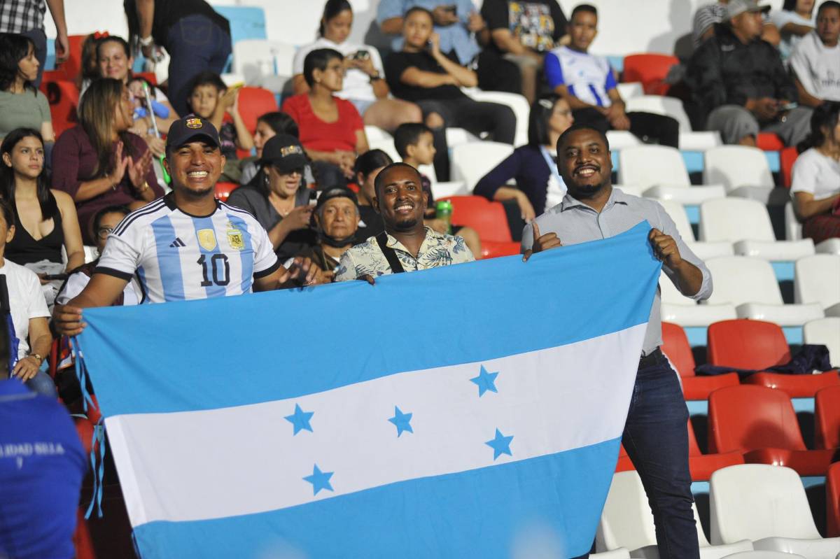 La futbolista que conmovió con sus hijos, jugador del Olimpia presente y belleza en el Honduras - Nicaragua