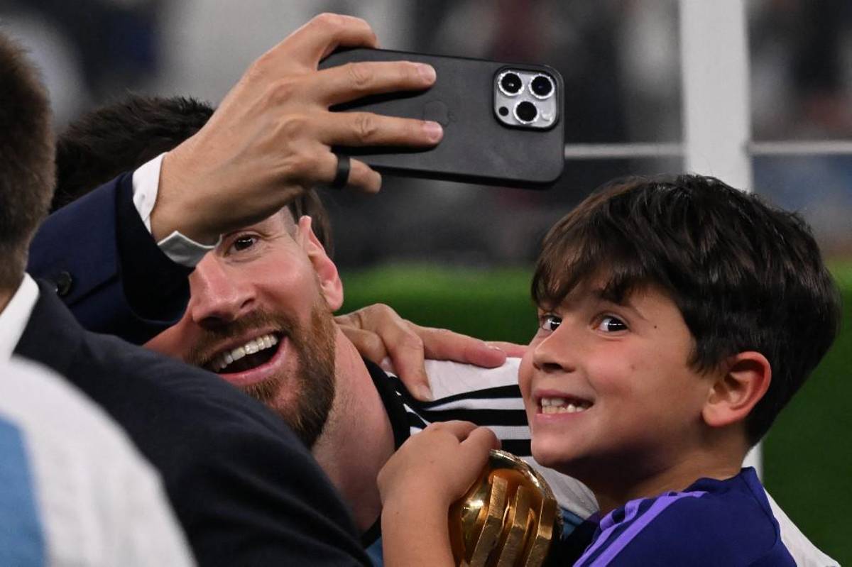 ¿Qué significa la capa que le colocó el Emir de Qatar a Messi? El polémico festejo del Dibu y un Mbappé destrozado por Argentina