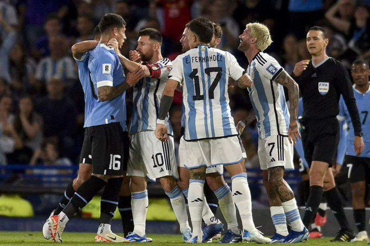 La bronca de Messi ante Uruguay, lo que dijo Ugarte a De Paul y el beso a Luis Suárez tras la victoria ante Argentina
