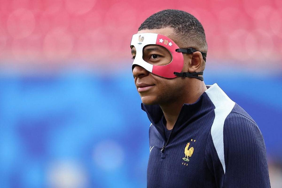 Así es la máscara especial de Kylian Mbappé tras el fuerte golpe que sufrió en la Eurocopa 2024
