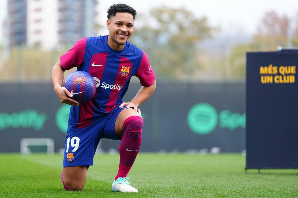 Así fue la presentación oficial de Vitor Roque con el Barcelona tras su debut: el gran ausente y quiénes lo acompañaron