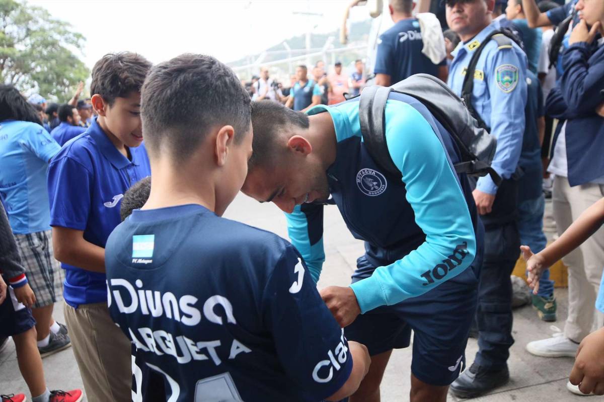 Motagua fue recibido a lo grande, la Copa estuvo a disposición de los aficionados y las novias no se pierden el show ¿Qué tomó Agustín Auzmendi?