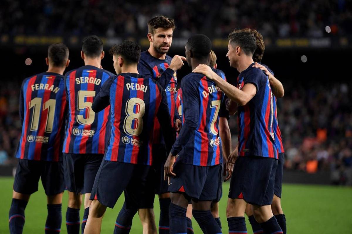 Con sus hijos, entre lágrimas y hasta le llevaron flores: la última noche de Piqué como jugador del Barcelona en el Camp Nou