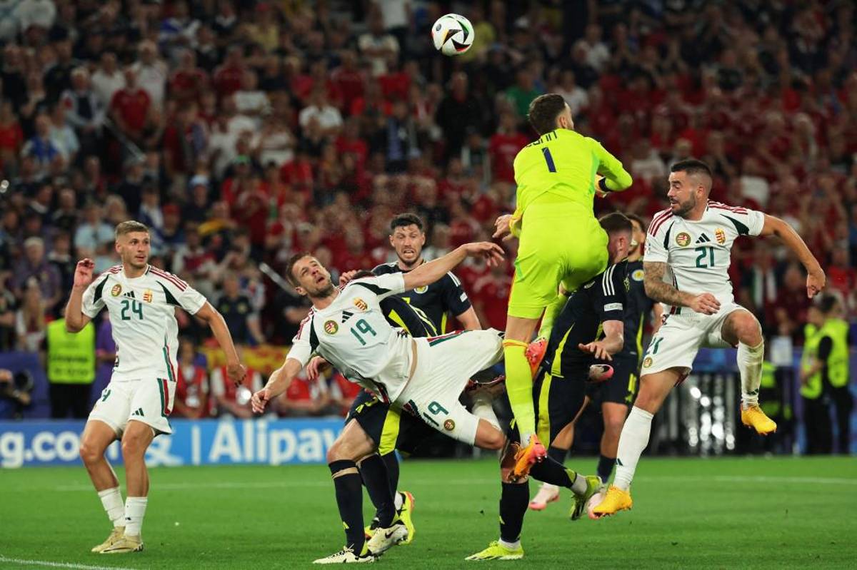 Sensibles imágenes en la Eurocopa 2024: Así quedó jugador de Hungría tras golpe en la cabeza y la lesión que sufre