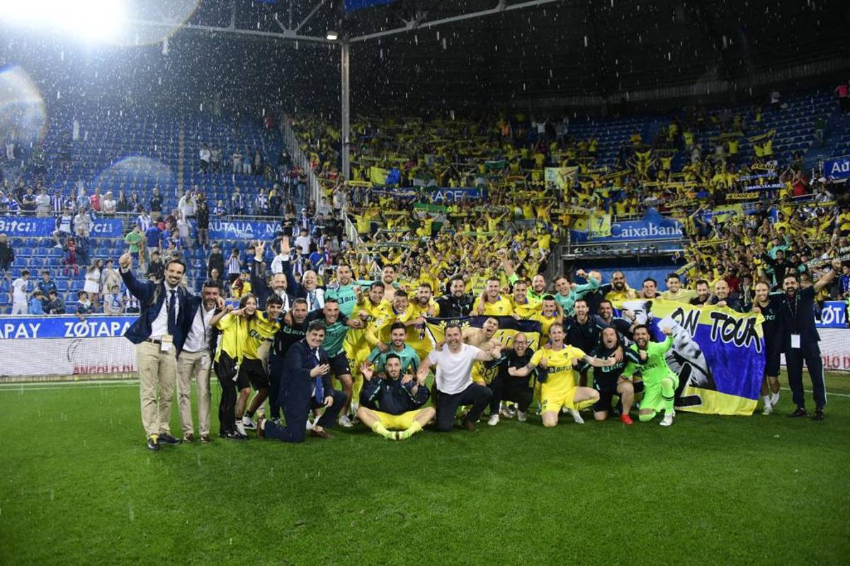 Choco Lozano como todo un ídolo: Así fue la “loca” celebración de los jugadores del Cádiz con su afición