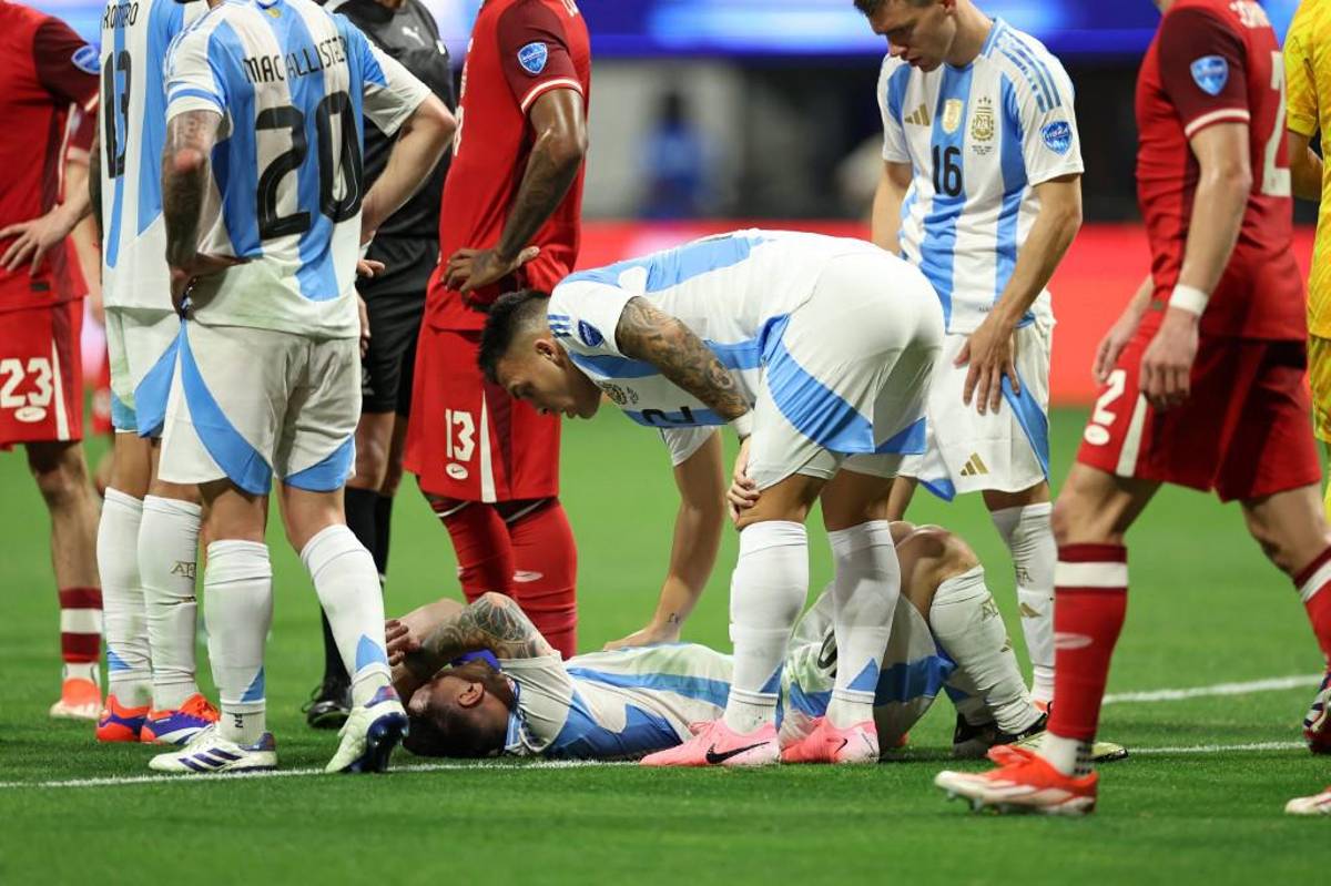 El gesto de Messi con Alphonso Davies y la marca de Julián Álvarez en su cuello; el “beso de la suerte” para la Copa América
