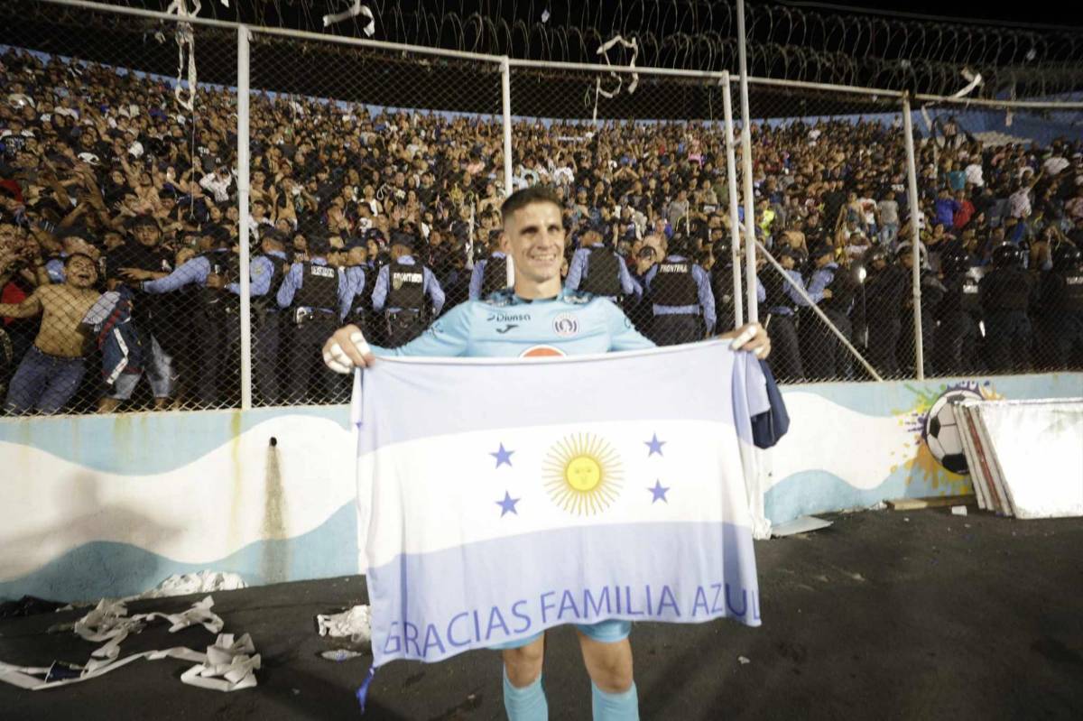 ¡Festejo del campeón! Besos al goleador, Diego Vázquez celebró en el camerino y locura de la plantilla de Motagua con el título