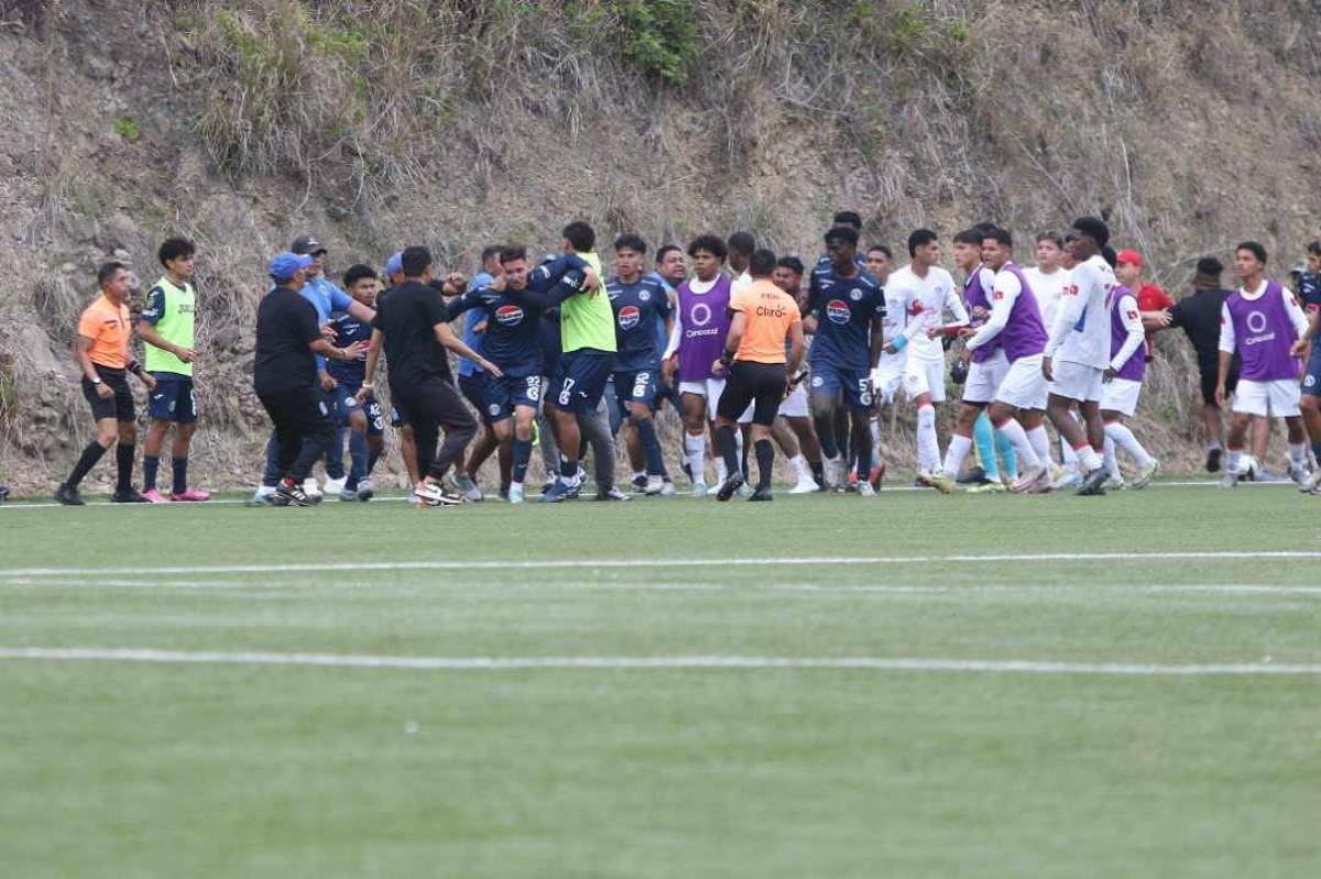 Enfrentamiento a puño limpio: Familiares y jugadores terminan la final de reservas entre Olimpia y Motagua entre golpes