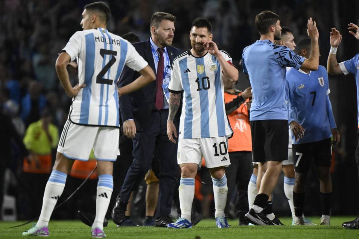 La bronca de Messi ante Uruguay, lo que dijo Ugarte a De Paul y el beso a Luis Suárez tras la victoria ante Argentina