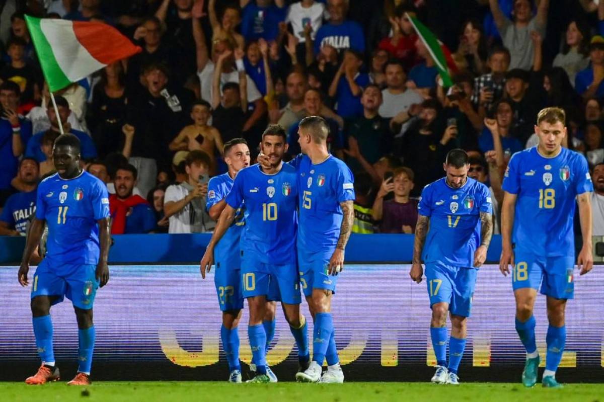 Con golazo de Barella, Italia vence con lo justo a Hungría y se pone líder de su grupo en la Nations League