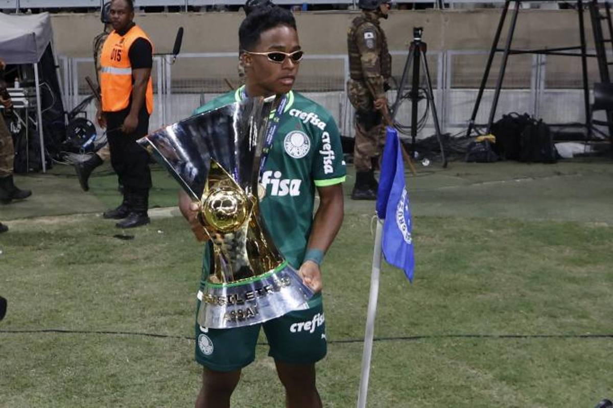 Real Madrid lo fichó para el 2024: el delantero llegará acompañado con esta preciosa modelo