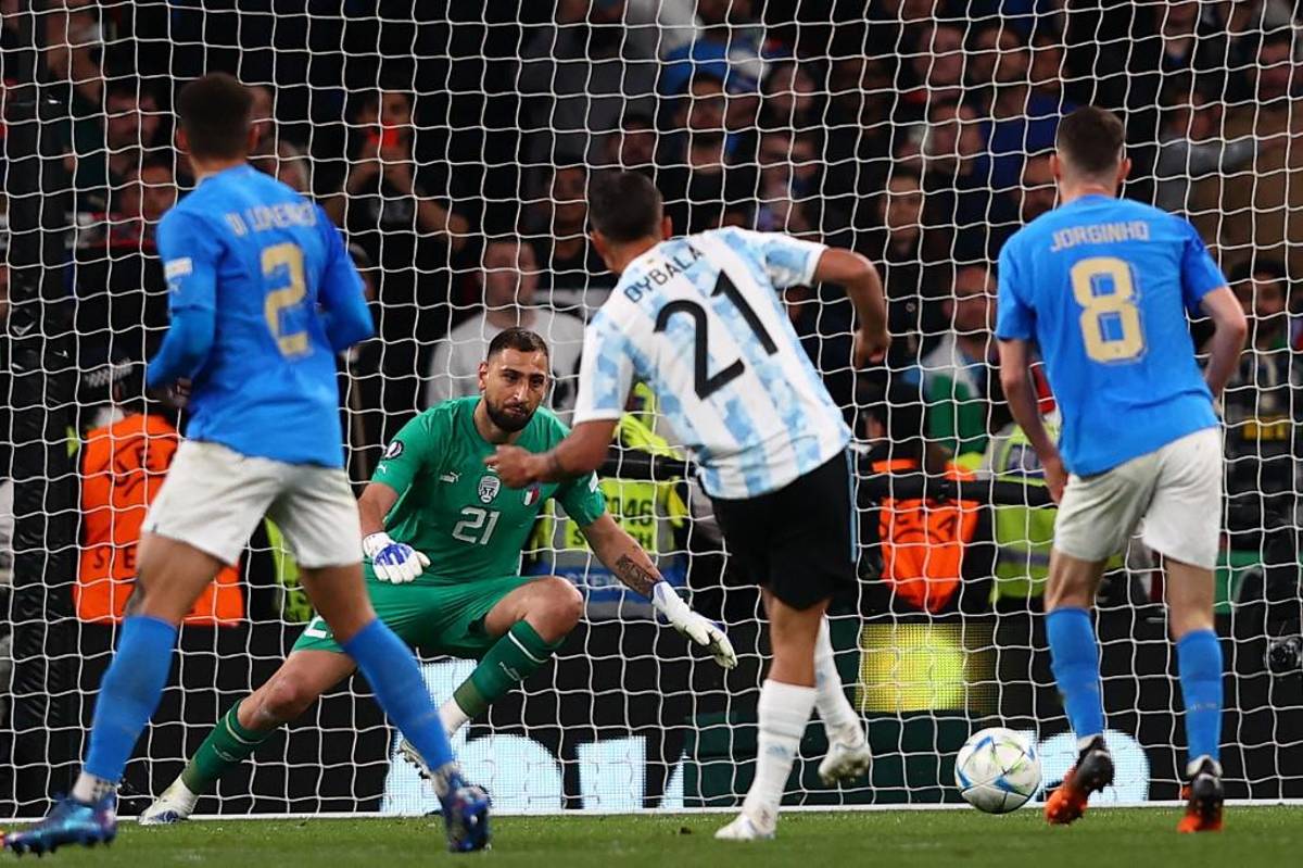 Messi sufre terrible codazo y Chiellini no lo podía agarrar; así festejó Argentina tras golear a Italia y ganar la Finalissima
