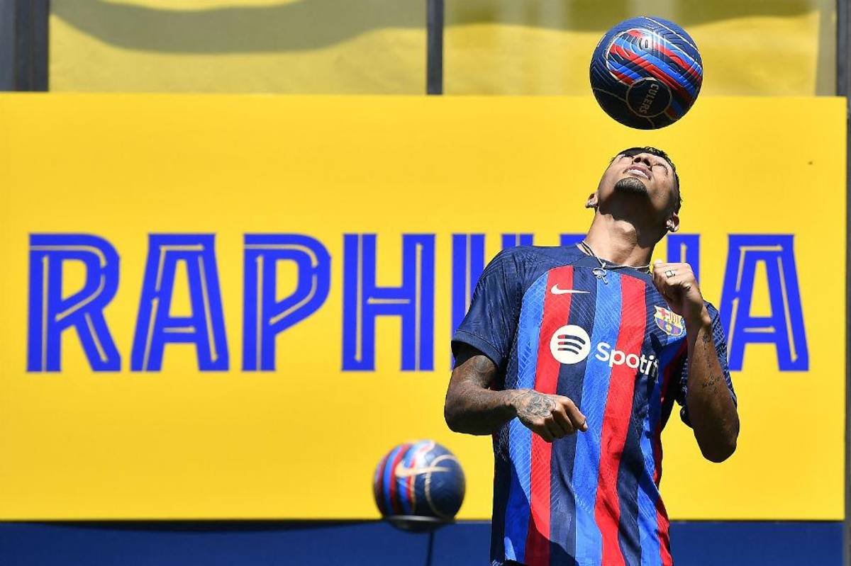Así fue la presentación de Raphinha en Barcelona: Su hermosa mujer deslumbró, curioso momento con Laporta ¿y su dorsal?