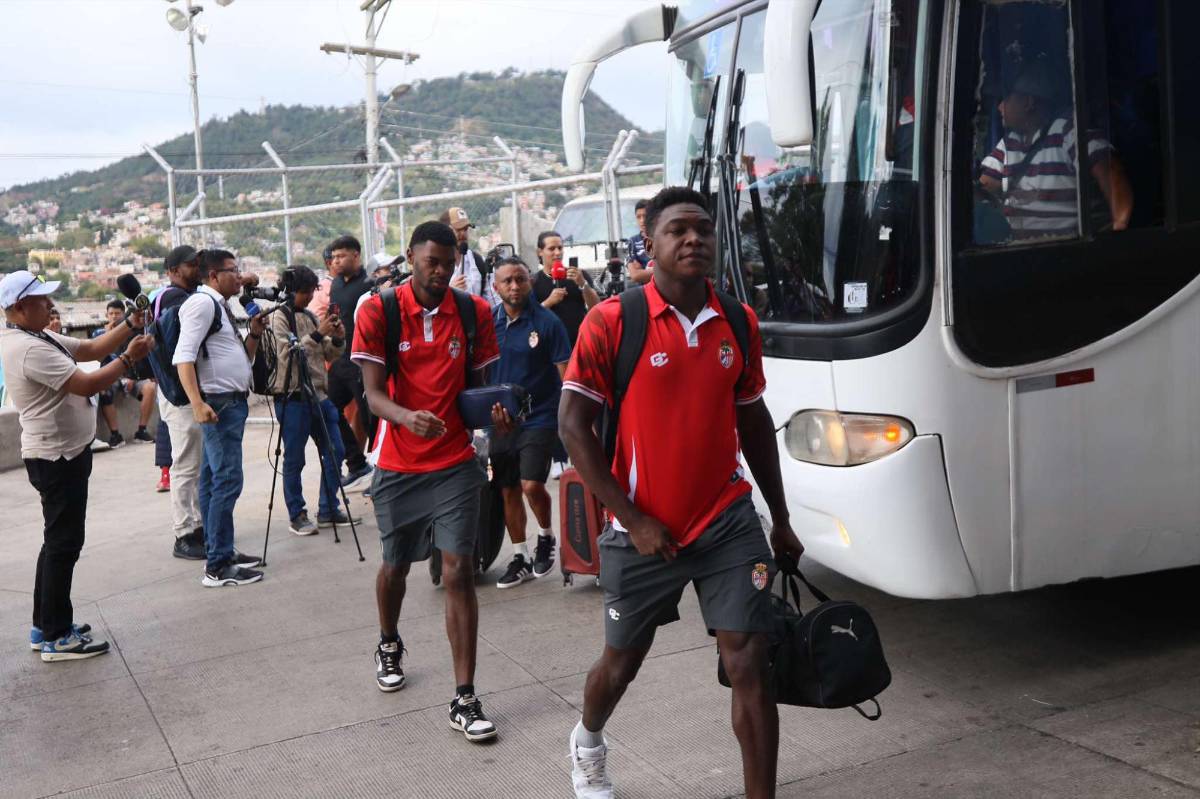 Motagua fue recibido a lo grande, la Copa estuvo a disposición de los aficionados y las novias no se pierden el show ¿Qué tomó Agustín Auzmendi?