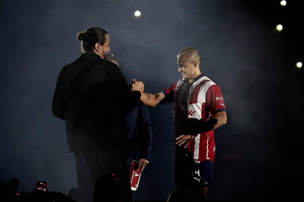 Chicharito Hernández vuelve como leyenda a Chivas: la brutal presentación y los mensajes de Ferguson y Ancelotti