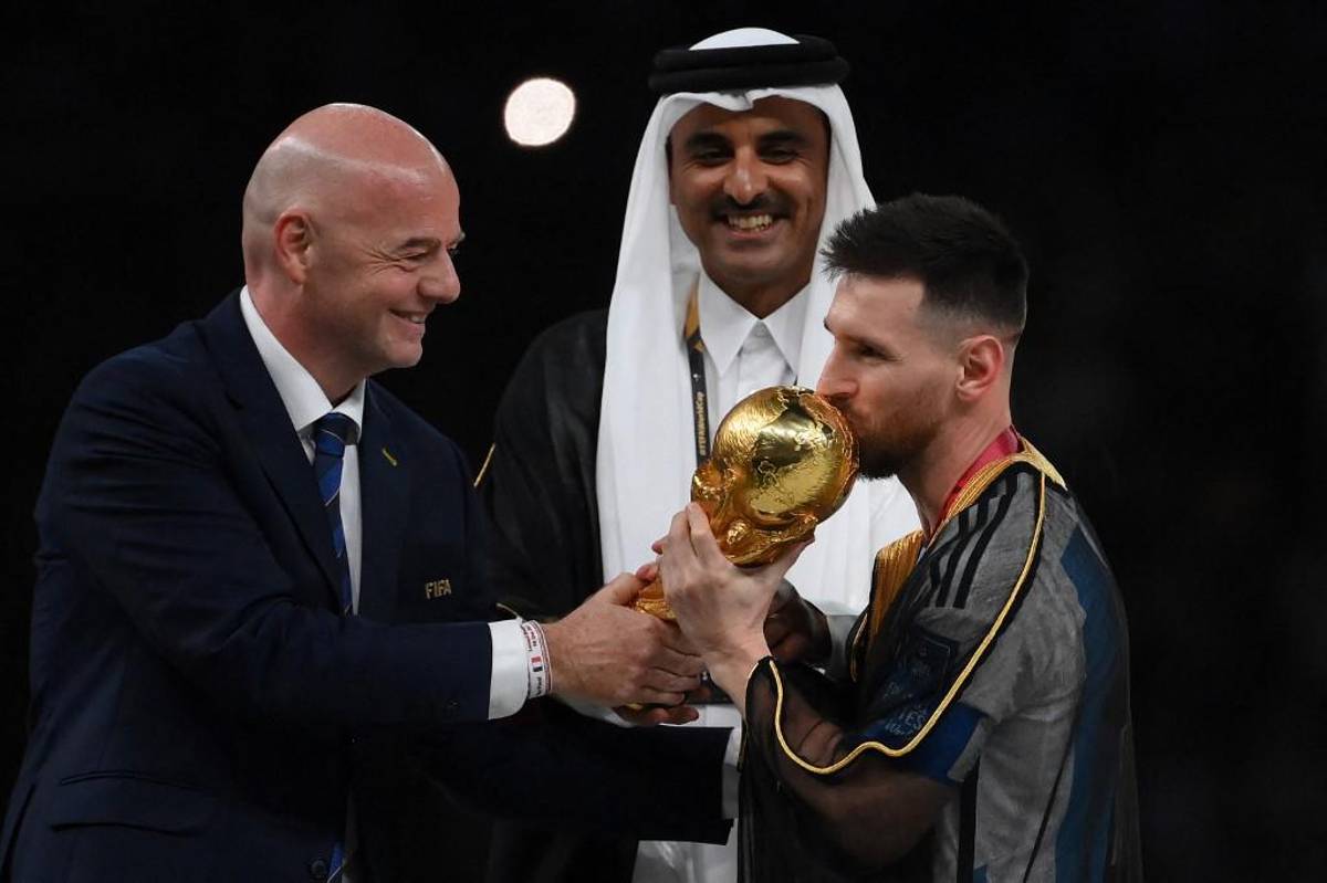 ¿Qué significa la capa que le colocó el Emir de Qatar a Messi? El polémico festejo del Dibu y un Mbappé destrozado por Argentina