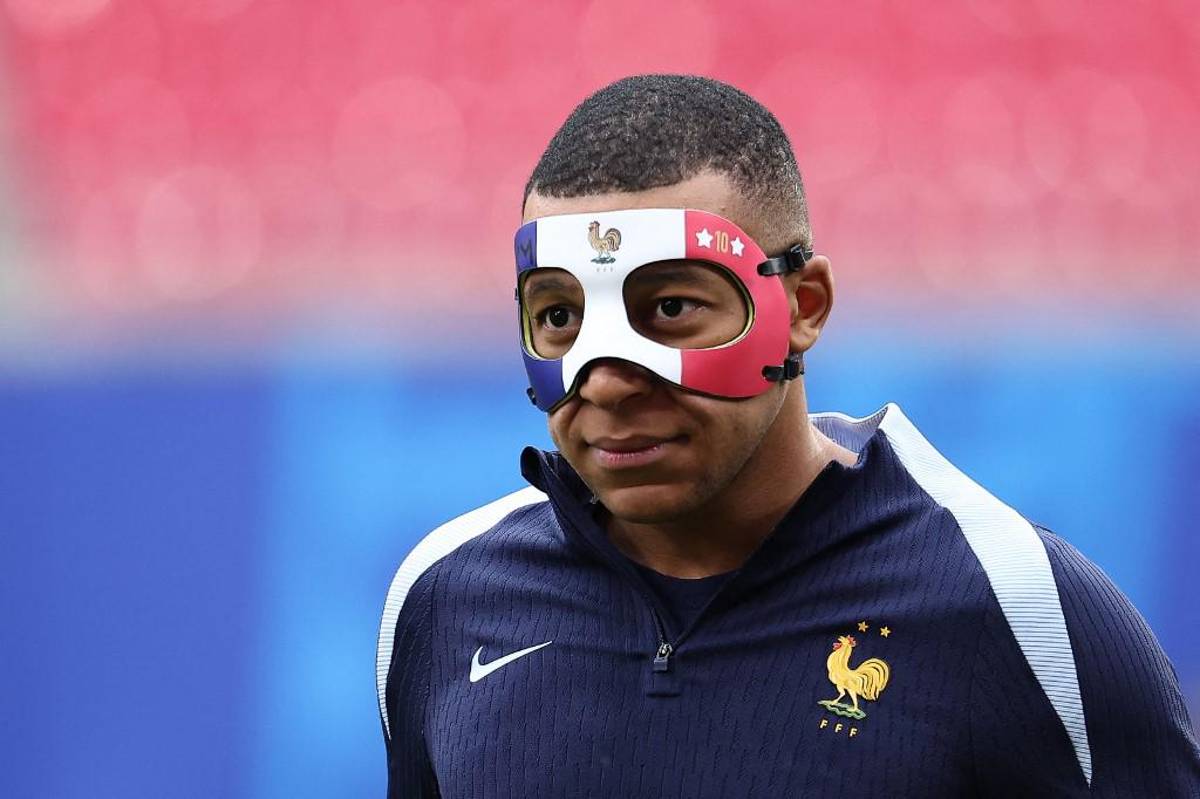 Así es la máscara especial de Kylian Mbappé tras el fuerte golpe que sufrió en la Eurocopa 2024