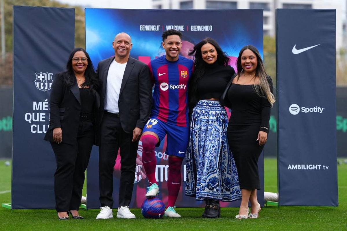 Así fue la presentación oficial de Vitor Roque con el Barcelona tras su debut: el gran ausente y quiénes lo acompañaron