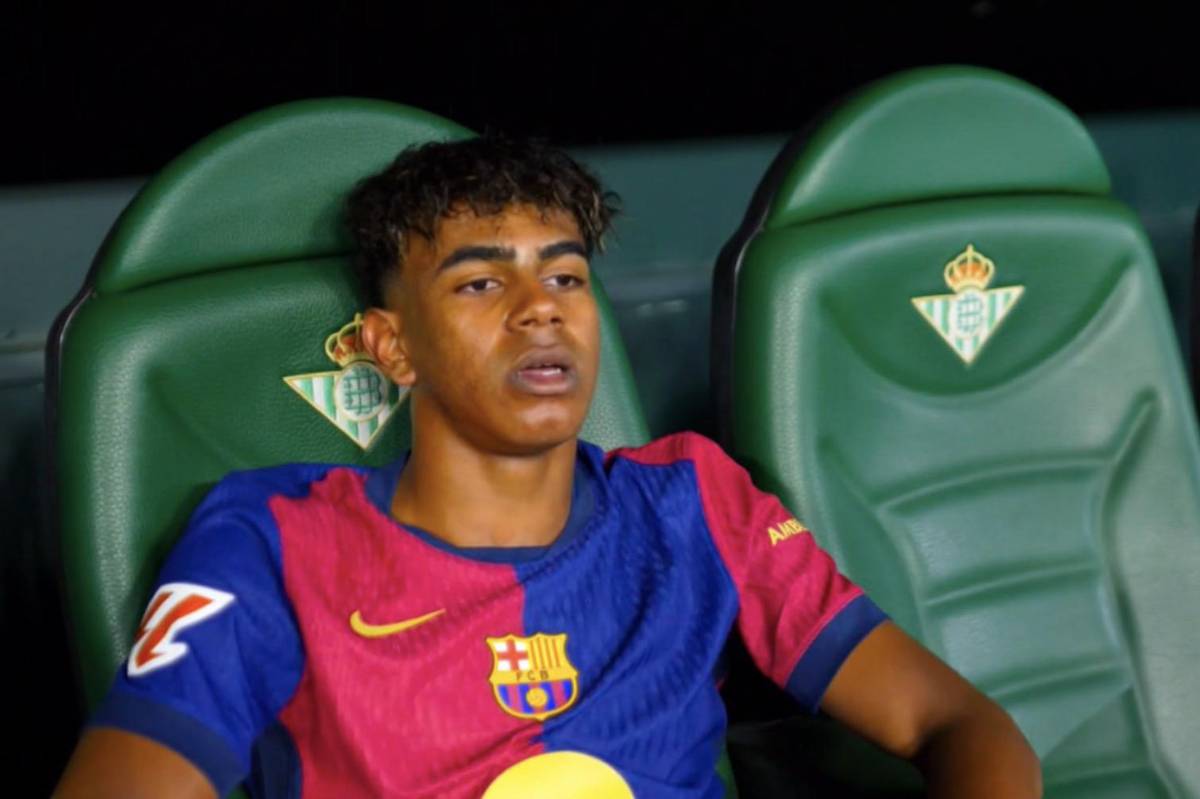 La roja que vio Flick y el jugador que perdió un diente en el Betis-Barcelona: “No le salía sangre y lo ha tirado”